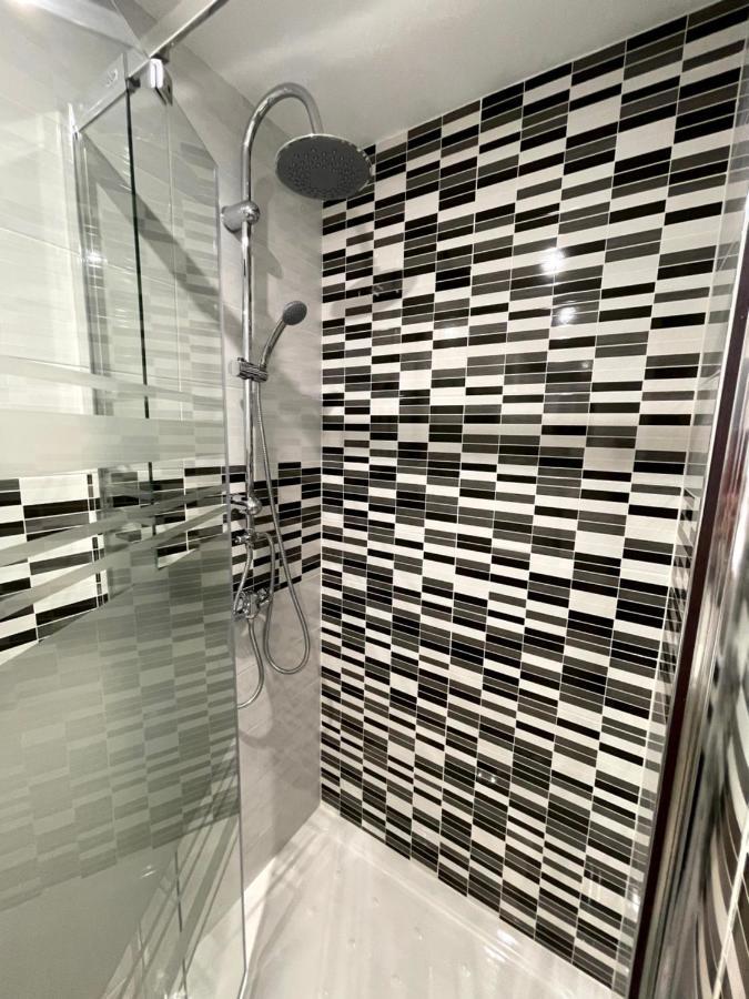 Sant Adria Beach Apartment Wi-Fi Parking Free ซานต์อาเตรียเดเบซอซ ภายนอก รูปภาพ